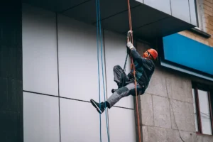 Revisión e inspección de fachadas en trabajos verticales